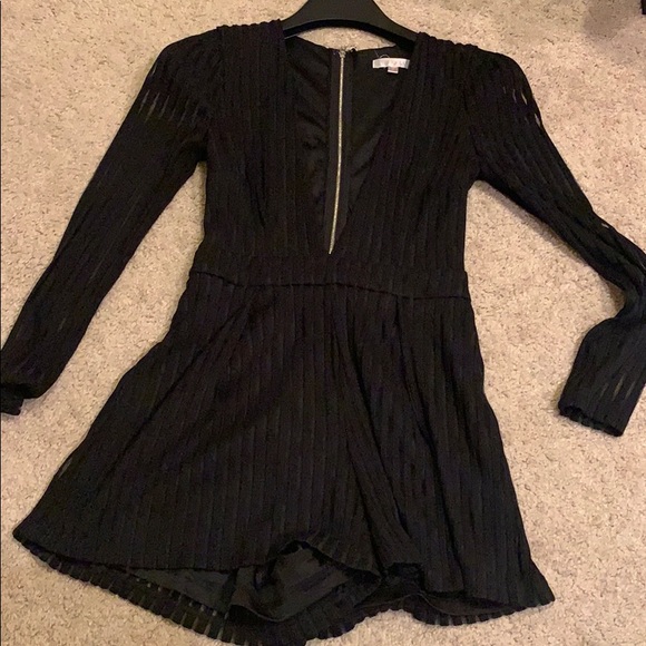 Low cut Fashion Nova romper - Picture 2 of 2